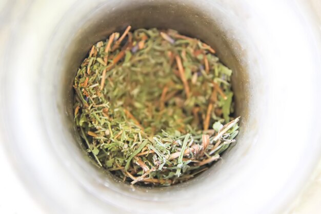 Foto erbe medicinali e fiori in un mortaio di rame