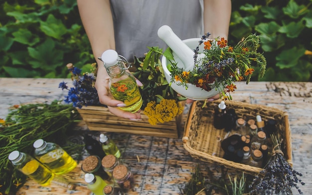 Erbe medicinali e tinture naturali messa a fuoco selettiva