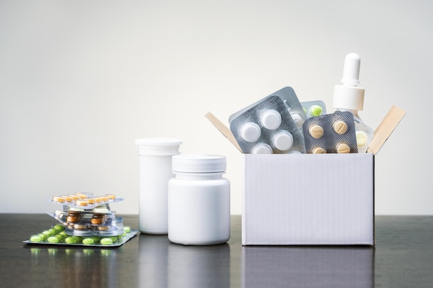 Photo medicinal pills and tablets in box and on the wooden table concept medicine