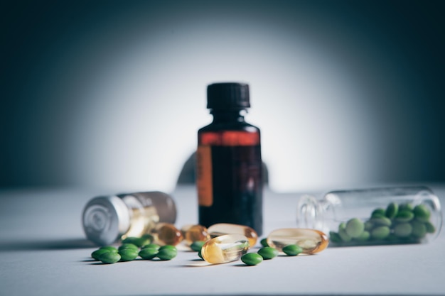 Medicinale capsules op tafel