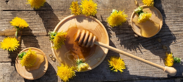 Foto medicinale honing paardebloem met lepel op houten tafel met kopie ruimte