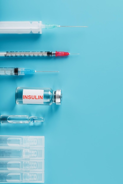 Medicina in fiale con aghi da insulina e