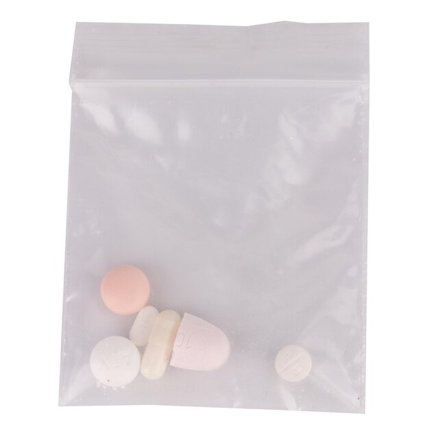 Пластиковая сумка с лекарствами на белом фоне