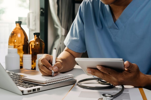 写真 医学博士と聴診器に触れるアイコン病院の背景にデジタル タブレットの最新のインターフェイスと医療ネットワーク接続医療技術ネットワーク コンセプト