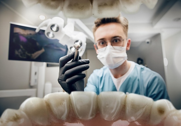 Photo medicine. doctor looking into mouth, checking, examining teeth. using professional tools and equipments. healthcare and medicine, stomatology, feelings of patient. look from inside the teeth.