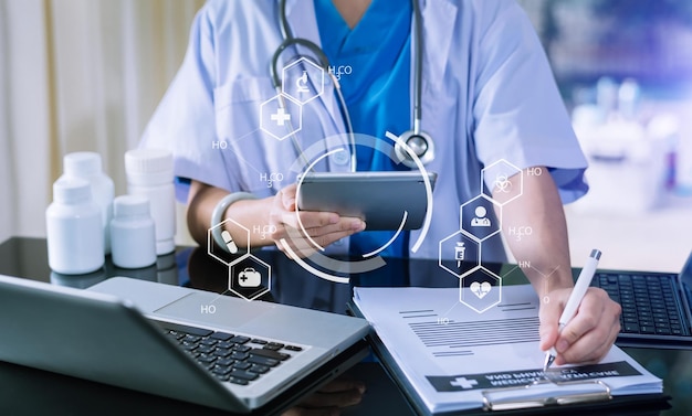 가상의 아이콘 의료 네트워크 연결이 있는 태블릿을 사용하는 의사 및 청진기