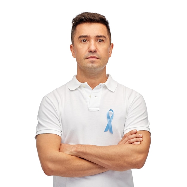 의학, 건강 관리, 몸짓, 그리고 사람들의 개념 - 티셔츠를 입은 중년 라틴 남자, 자신을 가리키는 파란색 전립선 암 인식 리본