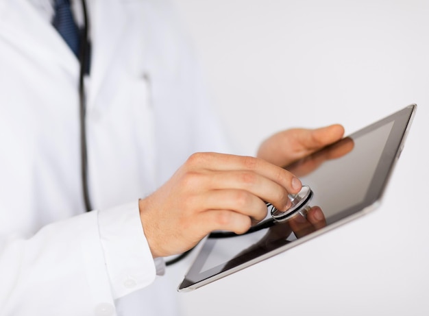 의학, 건강 및 병원 개념 - 청진기와 태블릿 PC를 가진 남성 의사의 클로즈업