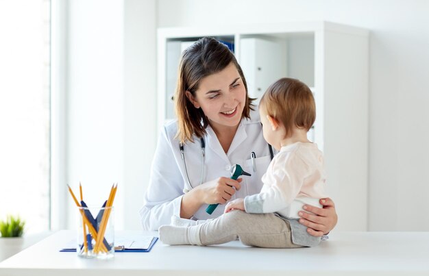 Photo medicine healthcare pediatry and people concept otolaryngologist or doctor with baby