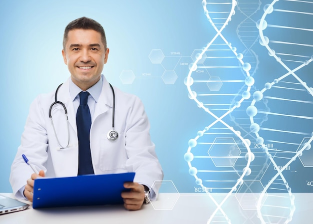 의학, 직업, 기술 및 사람 개념 - 파란색 배경과 DNA 분자 구조 위에 클립보드와 청진기를 갖춘 행복한 남성 의사