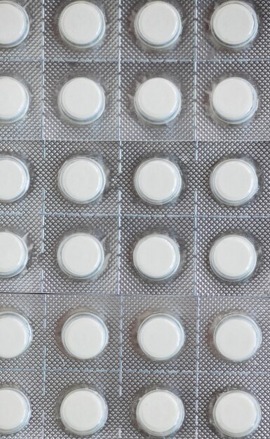 Таблетки для доставки лекарств в упаковке на желтом фоне с копировальным пространством