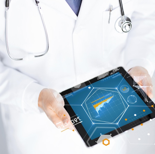 Foto concetto di medicina, tecnologia e persone - primo piano del medico che tiene tablet pc con ghaph sullo schermo