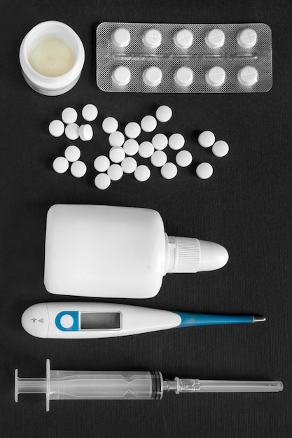 검은 배경에 의약품