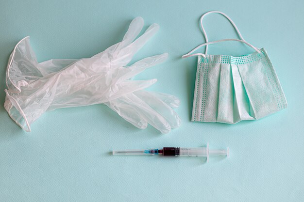 Лекарства, маски для лица и медицинские перчатки от CORONAVIRUS. Коронавирусная вакцина. Новый коронавирус 2019-COVID, коронавирусный респираторный синдром.