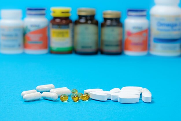 写真 青い背景の医薬品や食事サプリメント,背景の ⁇ 剤のガラス