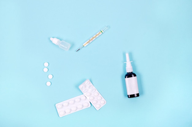 薬剤と温度計を青い背景に 薬品と薬剤