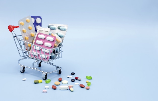 Лекарства в тележке для покупок