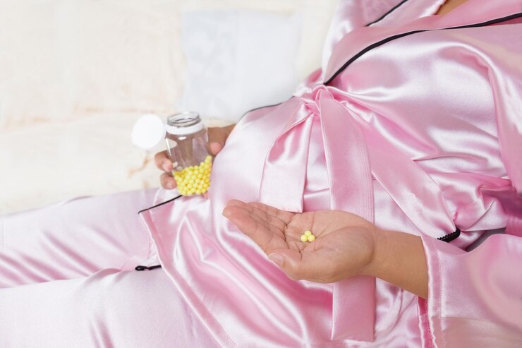 Photo medicines and vitamins during pregnancy pregnant woman holding pills holding pills