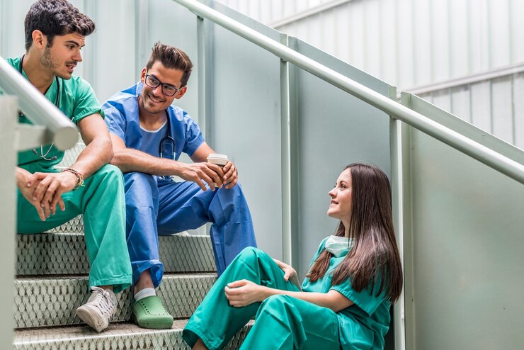 Medics met koffie en kijken naar tablet