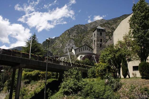 Photo medieval bridge and church in andorra