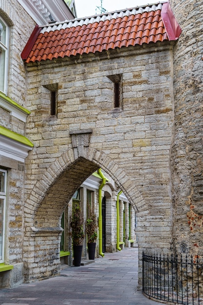 Фото Средневековое здание с арочной дверью и узкими окнами.