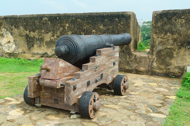 Foto un cannone medievale si erge su una fortezza