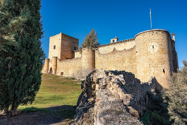 カスティーリャ セゴビア スペインのフィールドの遊歩道に建てられた Pedraza の中世の城