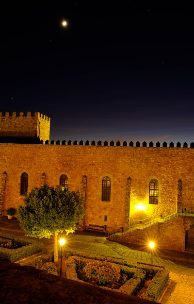 Photo medieval castle of siguenza at night.