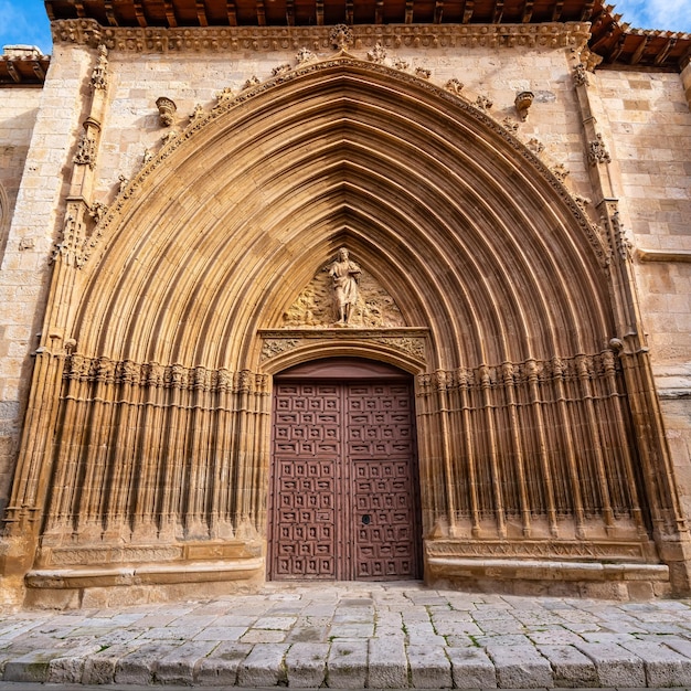 아란다 데 듀에로 부르고스 (Aranda de Duero Burgos) 의 중세 교회 정면은 돌 조각으로 고도로 장식되어 있습니다.