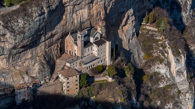 Средневековая церковь Santuario Basilica Madonna della Corona на скалах Верона Италия