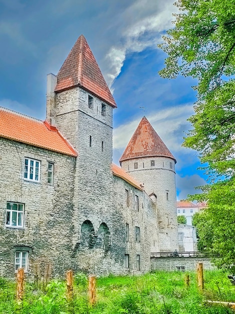 Foto le mura medievali di tallinn, capitale dell'estonia