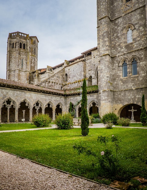 프랑스 남부 La Romieu에 있는 Saint Pierre collegial 교회의 중세 회랑과 탑