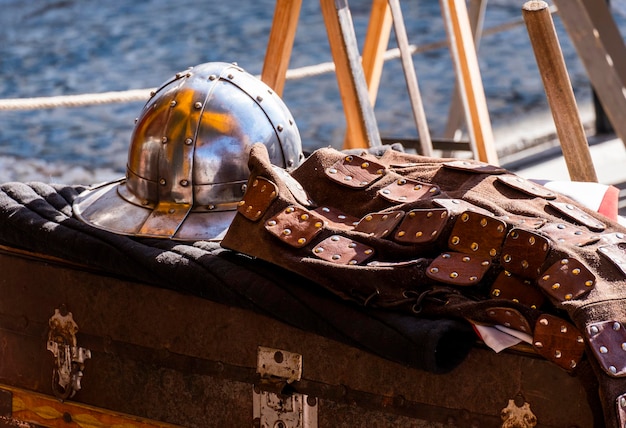 중세 축제 쇼 역사적 공연 무기 갑옷 도구 및 중세 생활의 물건