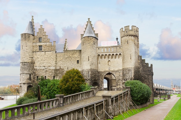 Foto castello medievale di het steen di anversa, belgio