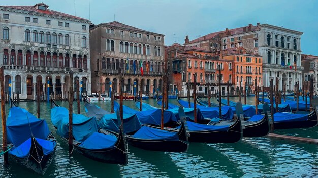 Средневековые дома, узкие каналы, мосты и гондолы в Венеции, Италия, 10 февраля 2024 г.