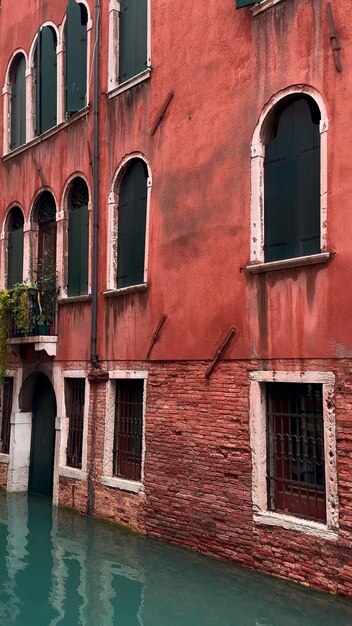 Photo medieval houses narrow canals bridges and gondolas in venice italy february 10 2024