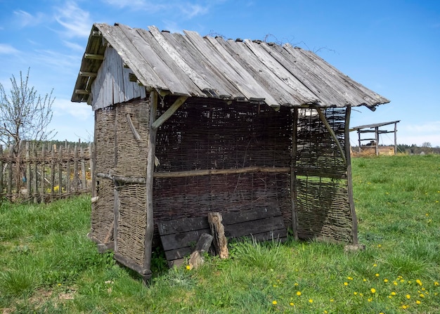 晴れた囲気の中世の小屋