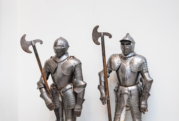 Средневековые рыцарские доспехи в Военном музее Витаутаса Великого, Каунас, Литва, 9 апреля 2022 г.
