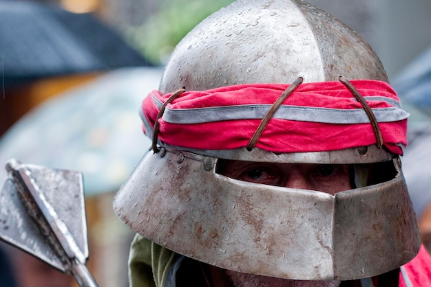 Foto dettaglio del casco in metallo di cavaliere medievale