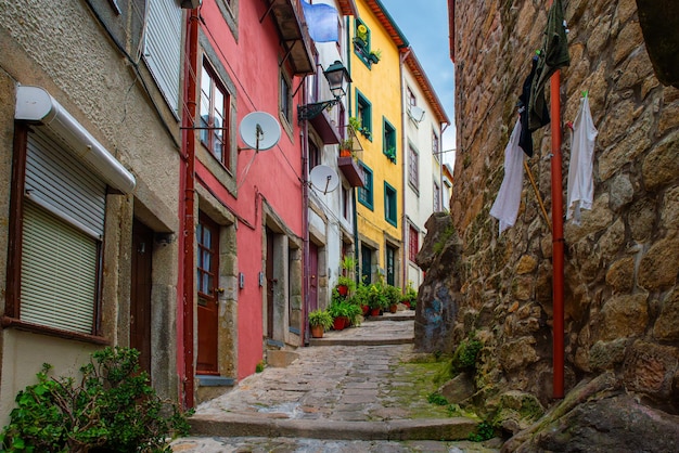 Средневековая узкая улица с красочными зданиями в старом городе Порту-Португалия без никого средневекового