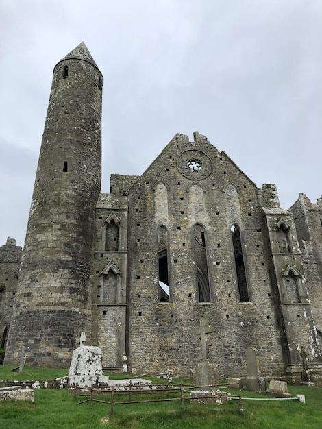 아일랜드 Tipperary 카운티의 중세 암석 캐셸(Cashel). 가장 유명한 아일랜드 관광지 및 목적지