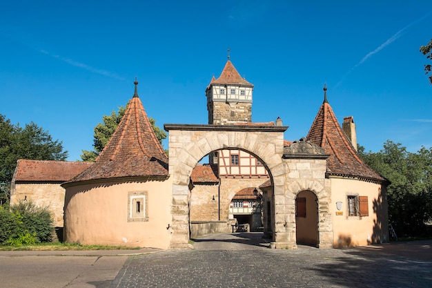 Foto porta roder medievale di rothenburg ob der tauber sulla strada romantica in germania