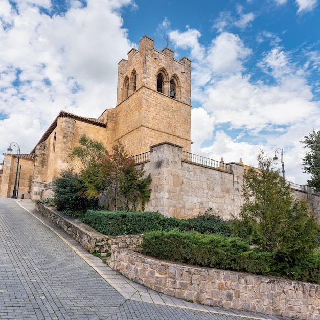 Photo medieval romanesque stone church in the town of aranda de duero in burgos