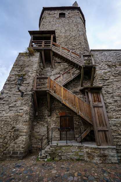 Torre medievale in pietra con scale in legno molto vecchie a tallinn estonia.