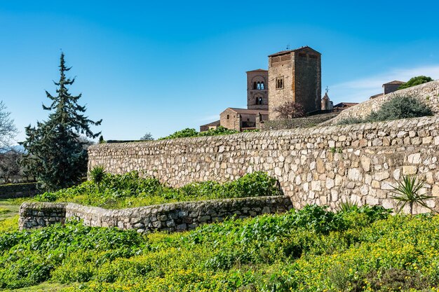 写真 スペイン の トルヒロ の 記念 碑 的 な 都市 の 城 を 囲む 中世 の 石 の 壁