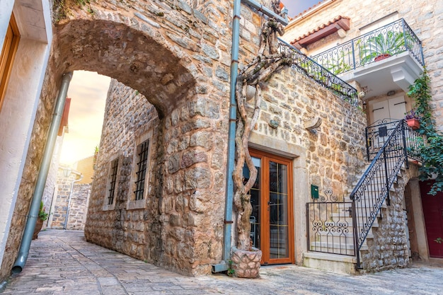 Foto strada medievale nella città vecchia di budva montenegro