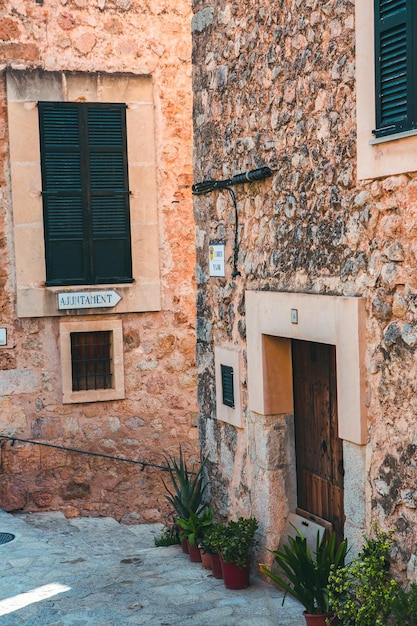 Foto strada medievale nel centro storico del pittoresco villaggio in stile spagnolo fornalutx mallorca