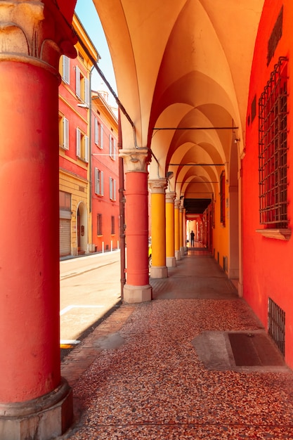 Portico medievale della via a bologna, italia