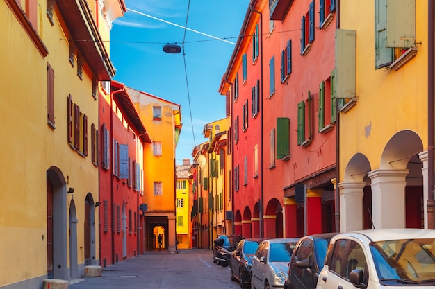 Portico medievale della via a bologna, italia