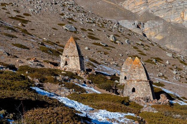 Tombe medievali nella città dei morti vicino a eltyulbyu, kabardino-balkaria, russia